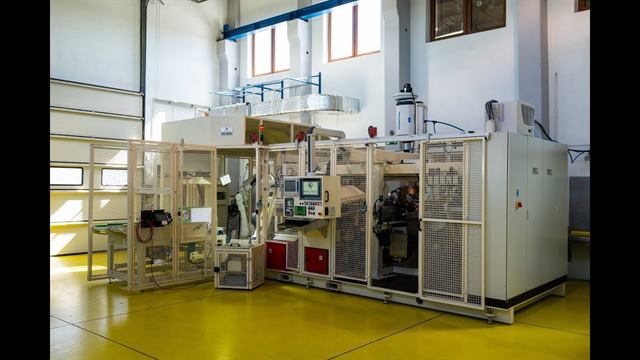 Роботизований комплекс запресування та шовного зварювання денця в трубу